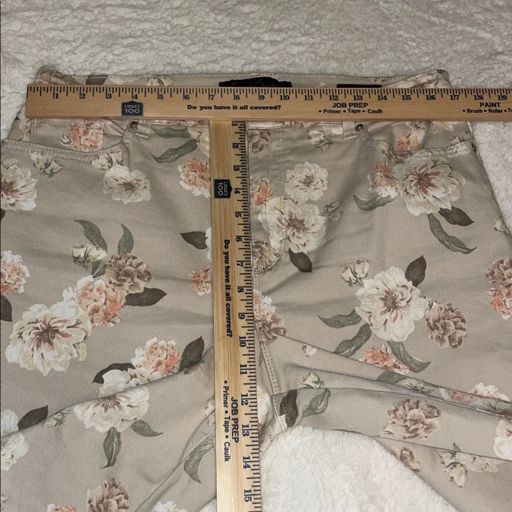Gloria Vanderbilt Beige Floral Women's Capris. Size 14. - Picture 8 of 10